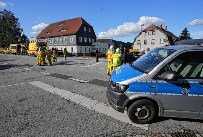 Vollsperrung auf sächsischer Bundesstraße nach schwerem Unfall - Bei einem Unfall in Wassergrund wurde eine Mutter und ihr Kind verletzt ins Krankenhaus gebracht. Foto: Lausitznews.de/ Jens Kaczmarek