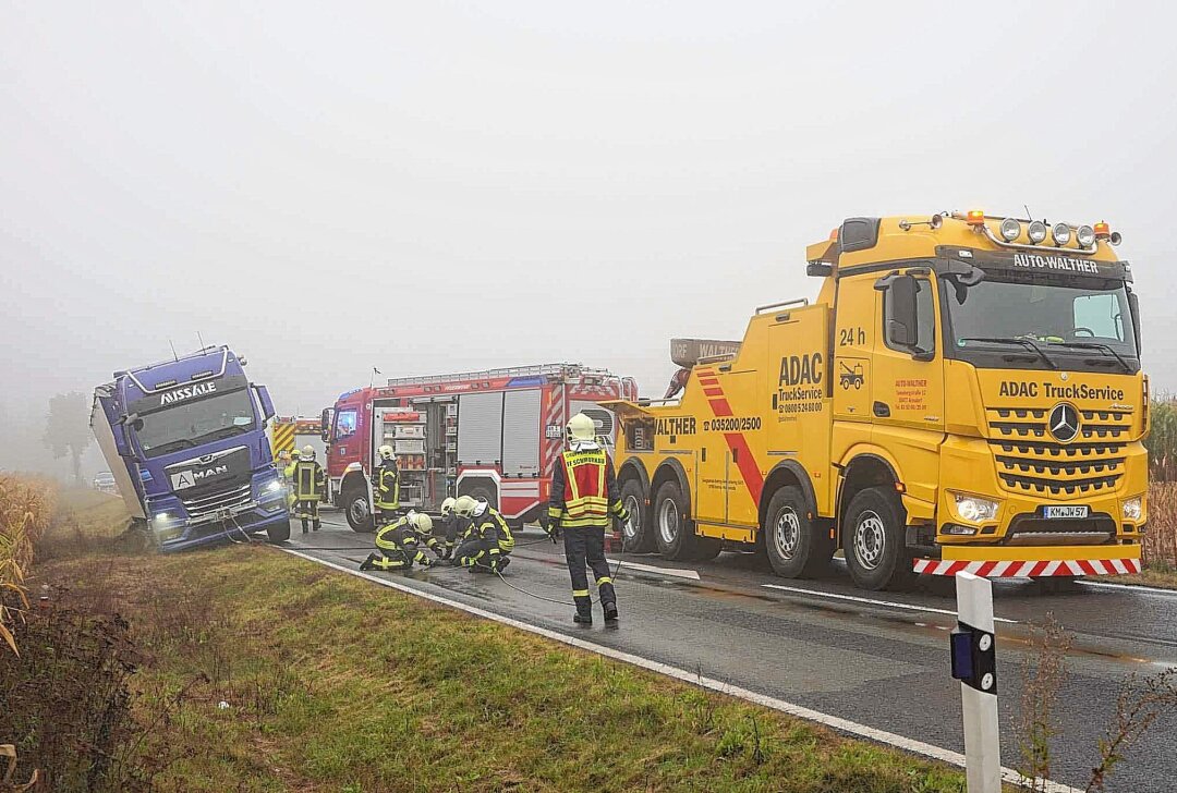 Vollsperrung auf sächsischer Staatsstraße: LKW in Schieflage - LKW in Schieflage. Foto: xcitepress