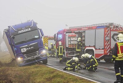 Vollsperrung auf sächsischer Staatsstraße: LKW in Schieflage - LKW in Schieflage. Foto: xcitepress