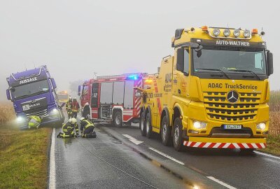 Vollsperrung auf sächsischer Staatsstraße: LKW in Schieflage - LKW in Schieflage. Foto: xcitepress