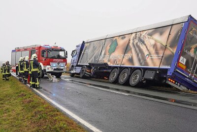 Vollsperrung auf sächsischer Staatsstraße: LKW in Schieflage - LKW in Schieflage. Foto: xcitepress