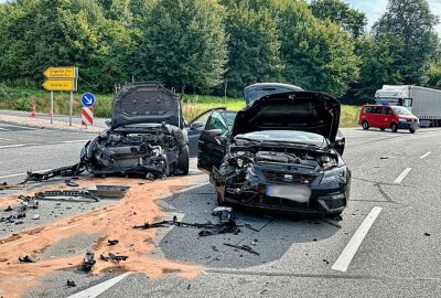 Vollsperrung der B169 in Schneeberg: Zwei Verletze bei Unfall - Ein Unfall auf der B169 sorgt für eine Vollsperrung. Foto: Daniel Unger