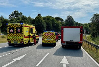 Vollsperrung der B169 in Schneeberg: Zwei Verletze bei Unfall - Ein Unfall auf der B169 sorgt für eine Vollsperrung. Foto: Daniel Unger