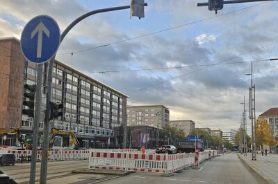 Vollsperrung durch Gleisarbeiten im Chemnitzer Zentrum - Auf der Straße der Nationen, Ecke Carolastraße, werden vom 7. bis 18. Oktober Gleisbögen ausgetauscht.