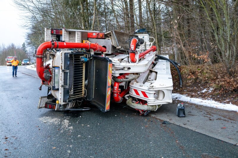 Vollsperrung Im Erzgebirge: LKW Kommt Auf Glatter Fahrbahn Ins Rutschen ...