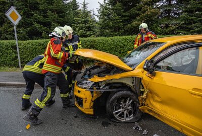 Vollsperrung in Aue nach Verkehrsunfall - Auf der Auer Talstraße war nach ersten Informationen ein Pkw Peugeot in den Gegenverkehr gekommen und da mit einem entgegenkommenden Audi kollidiert. Foto: Niko Mutschmann