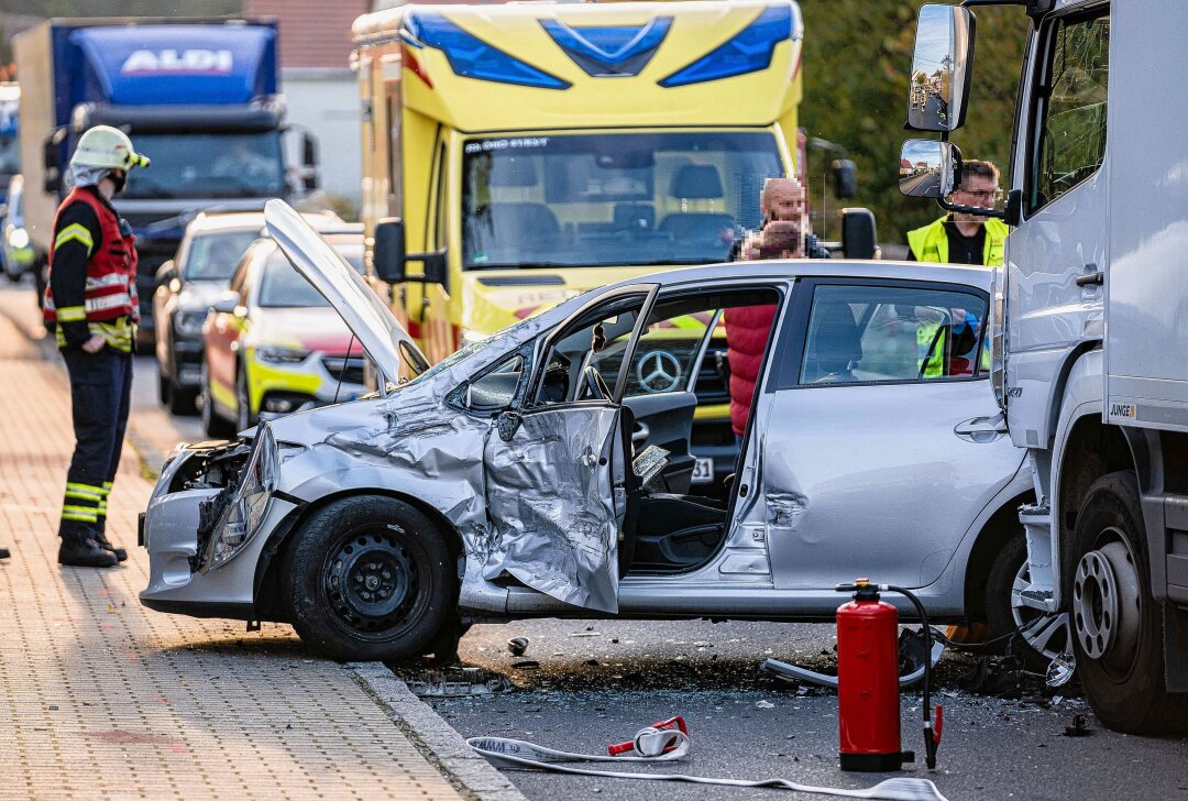 Vollsperrung: LKW rammt PKW auf sächsischer Bundesstraße - Auf der B97 in Laußnitz hat es am Freitagnachmittag einen schweren Unfall gegeben. Foto: xcitepress/ricoloeb