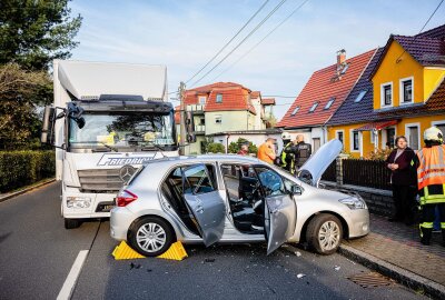 Vollsperrung: LKW rammt PKW auf sächsischer Bundesstraße - Auf der B97 in Laußnitz hat es am Freitagnachmittag einen schweren Unfall gegeben. Foto: xcitepress/ricoloeb