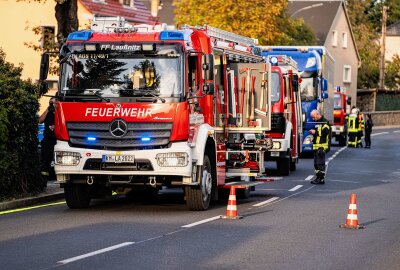 Vollsperrung: LKW rammt PKW auf sächsischer Bundesstraße - Der Autofahrer wurde dabei schwer verletzt, Rettungskräfte brachten ihn in ein Krankenhaus. Foto: xcitepress/ricoloeb