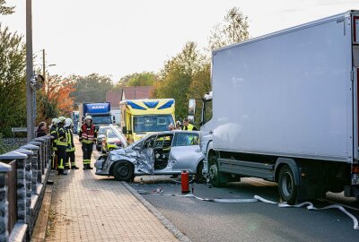 Vollsperrung: LKW rammt PKW auf sächsischer Bundesstraße - Der Autofahrer wurde dabei schwer verletzt, Rettungskräfte brachten ihn in ein Krankenhaus. Foto: xcitepress/ricoloeb