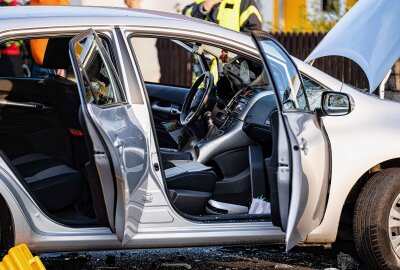 Vollsperrung: LKW rammt PKW auf sächsischer Bundesstraße - Der Autofahrer wurde dabei schwer verletzt, Rettungskräfte brachten ihn in ein Krankenhaus. Foto: xcitepress/ricoloeb