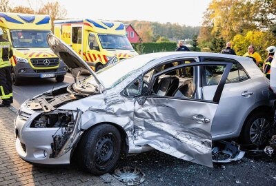 Vollsperrung: LKW rammt PKW auf sächsischer Bundesstraße - Die Bundesstraße blieb voll gesperrt. Foto: xcitepress/ricoloeb