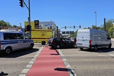 Vollsperrung: Motorradfahrer bei Unfall in Chemnitz verletzt - Der VW Transporter erfasst das Motorrad. Foto: Harry Härtel