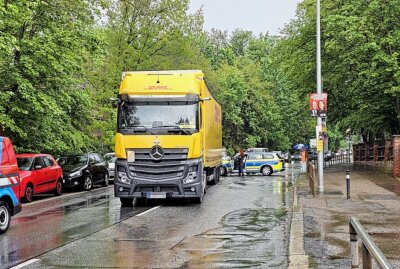 Vollsperrung nach Crash in Chemnitz: Fußgänger von LKW erfasst - Fußgänger läuft vor LKW. Foto: Harry Härtel