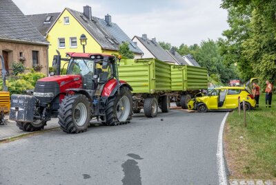 Vollsperrung nach Crash mit Traktor im Erzgebirge - Am Montagnachmittag kam es gegen 15 Uhr zu einem Verkehrsunfall auf der Talstraße in Sehma. Foto: Bernd März