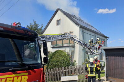 Vollsperrung nach Dachstuhlbrand in Niederwiesa: Feuerwehr im Einsatz - Am Montag gegen 14.30 Uhr wurde die Feuerwehr zu einem dringenden Einsatz in Niederwiesa gerufen. Die Eubaer Straße ist derzeit gesperrt.