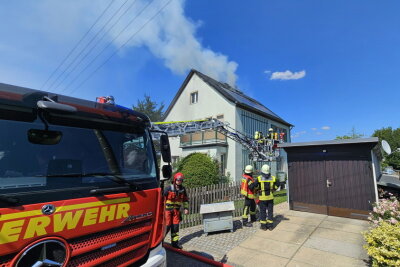 Vollsperrung nach Dachstuhlbrand in Niederwiesa: Feuerwehr im Einsatz - Am Montag gegen 14.30 Uhr wurde die Feuerwehr zu einem dringenden Einsatz in Niederwiesa gerufen. Die Eubaer Straße ist derzeit gesperrt.