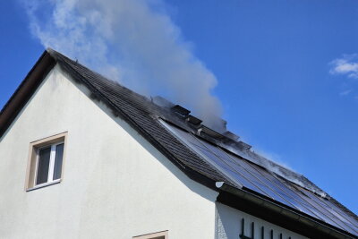 Vollsperrung nach Dachstuhlbrand in Niederwiesa: Feuerwehr im Einsatz - Am Montag gegen 14.30 Uhr wurde die Feuerwehr zu einem dringenden Einsatz in Niederwiesa gerufen. Die Eubaer Straße ist derzeit gesperrt.