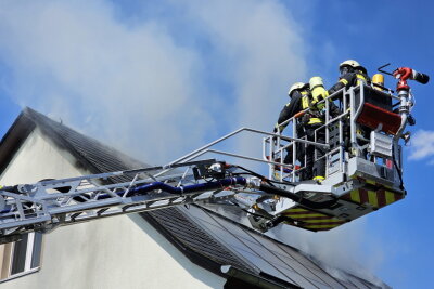 Vollsperrung nach Dachstuhlbrand in Niederwiesa: Feuerwehr im Einsatz - Am Montag gegen 14.30 Uhr wurde die Feuerwehr zu einem dringenden Einsatz in Niederwiesa gerufen. Die Eubaer Straße ist derzeit gesperrt.