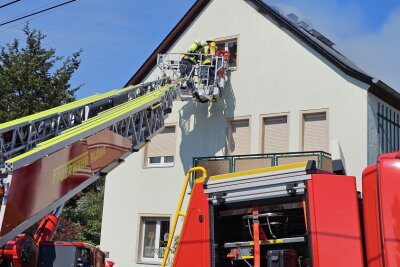 Vollsperrung nach Dachstuhlbrand in Niederwiesa: Feuerwehr im Einsatz - Am Montag gegen 14.30 Uhr wurde die Feuerwehr zu einem dringenden Einsatz in Niederwiesa gerufen. Die Eubaer Straße ist derzeit gesperrt.