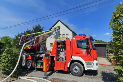 Vollsperrung nach Dachstuhlbrand in Niederwiesa: Feuerwehr im Einsatz - Am Montag gegen 14.30 Uhr wurde die Feuerwehr zu einem dringenden Einsatz in Niederwiesa gerufen. Die Eubaer Straße ist derzeit gesperrt.