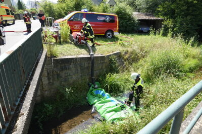 Vollsperrung nach Dachstuhlbrand in Niederwiesa: Feuerwehr im Einsatz - Am Montag gegen 14.30 Uhr wurde die Feuerwehr zu einem dringenden Einsatz in Niederwiesa gerufen. Die Eubaer Straße ist derzeit gesperrt.