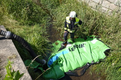 Vollsperrung nach Dachstuhlbrand in Niederwiesa: Feuerwehr im Einsatz - Am Montag gegen 14.30 Uhr wurde die Feuerwehr zu einem dringenden Einsatz in Niederwiesa gerufen. Die Eubaer Straße ist derzeit gesperrt.