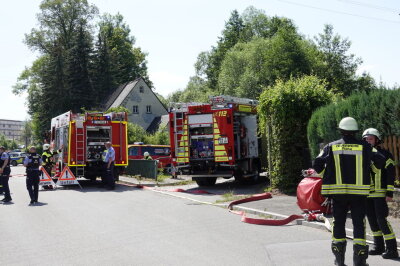 Vollsperrung nach Dachstuhlbrand in Niederwiesa: Feuerwehr im Einsatz - Am Montag gegen 14.30 Uhr wurde die Feuerwehr zu einem dringenden Einsatz in Niederwiesa gerufen. Die Eubaer Straße ist derzeit gesperrt.