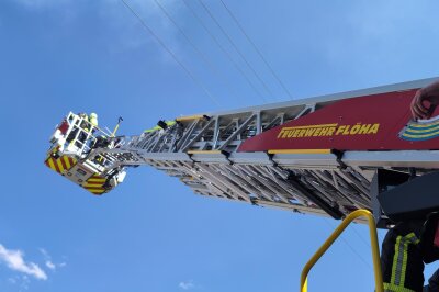 Vollsperrung nach Dachstuhlbrand in Niederwiesa: Feuerwehr im Einsatz - Harry Härtel/haertelpress