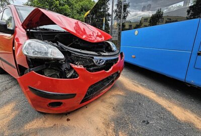 Vollsperrung nach Kollision in Rabenstein: PKW übersieht Bus - In Chemnitz kam es zu einem Unfall mit einem Bus. Foto: Harry Härtel