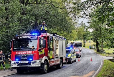 Vollsperrung nach Kollision in Rabenstein: PKW übersieht Bus - Die Straße musste vollgesperrt werden. Foto: Harry Härtel