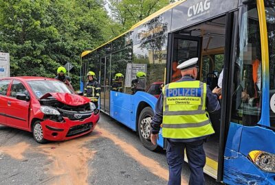 Vollsperrung nach Kollision in Rabenstein: PKW übersieht Bus - In Chemnitz kam es zu einem Unfall mit einem Bus. Foto: Harry Härtel