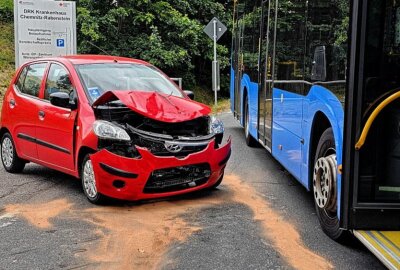 Vollsperrung nach Kollision in Rabenstein: PKW übersieht Bus - In Chemnitz kam es zu einem Unfall mit einem Bus. Foto: Harry Härtel