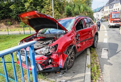 Vollsperrung nach Kollision mit LKW auf B93 in Schneeberg: PKW gegen Zaun geschleudert - Die Feuerwehr Schneeberg kam zum Einsatz um die Batterie am Mitsubishi abzuklemmen den Brandschutz sicherzustellen und die Unfallstelle zu sichern. Foto: Niko Mutschmann