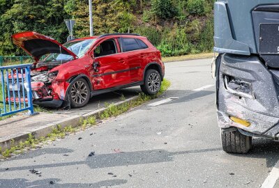 Vollsperrung nach Kollision mit LKW auf B93 in Schneeberg: PKW gegen Zaun geschleudert - Die B93 wurde voll gesperrt. Foto: Niko Mutschmann