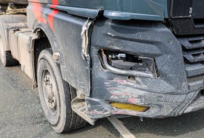 Vollsperrung nach Kollision mit LKW auf B93 in Schneeberg: PKW gegen Zaun geschleudert - Gegen 13:45 Uhr kam es in Schneeberg an der Kreuzung Kobaltstraße und Neustädter Straße auf B93 zu einem Unfall zwischen einen PKW Mitsubishi und einem LKW MAN .Foto: Niko Mutschmann