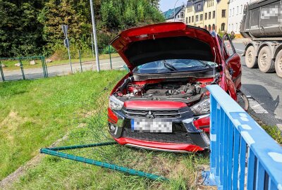 Vollsperrung nach Kollision mit LKW auf B93 in Schneeberg: PKW gegen Zaun geschleudert - Die Mitsubishi wurde vom Rettungsdienst ins Krankenhaus gebracht. Foto: Niko Mutschmann