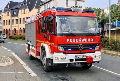 Vollsperrung nach Kollision mit LKW auf B93 in Schneeberg: PKW gegen Zaun geschleudert - Der Verkehrsunfalldienst wurde zu Einsatzstelle gerufen um die Ermittlungen zum genauen Unfallhergang aufzunehmen. Foto: Niko Mutschmann