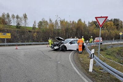 Vollsperrung nach schwerem Crash auf Autobahnzubringer - Feuerwehren Kirchberg und Saupersdorf sichern Unfallstelle. Foto: Mike Müller