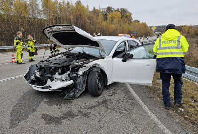 Vollsperrung nach schwerem Crash auf Autobahnzubringer - 57-Jährige übersieht VW: Schwerer Zusammenstoß auf der Kreuzung. Foto: Mike Müller