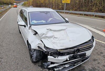 Vollsperrung nach schwerem Crash auf Autobahnzubringer - Der Sachschaden wird auf 30.000 Euro geschätzt. Foto: Mike Müller