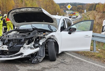 Vollsperrung nach schwerem Crash auf Autobahnzubringer - 57-Jährige übersieht VW: Schwerer Zusammenstoß auf der Kreuzung. Foto: Mike Müller