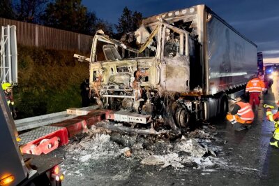 Vollsperrung nach schwerem LKW-Brand auf der A72: Sachschaden übersteigt 100.000 Euro - Die Bergung des LKW hat begonnen. Foto: Daniel Unger