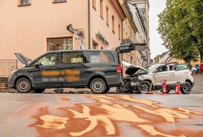 Vollsperrung nach schwerem Unfall auf B101 im Erzgebirge: Zwei Personen verletzt - Auf der B101 kam es zu einem Verkehrsunfall. Foto: Andre März