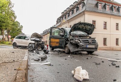 Vollsperrung nach schwerem Unfall auf B101 im Erzgebirge: Zwei Personen verletzt - In Scheibenberg kollidierten zwei Fahrzeuge miteinander. Foto: Andre März