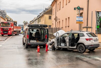 Vollsperrung nach schwerem Unfall auf B101 im Erzgebirge: Zwei Personen verletzt - In Scheibenberg kollidierten zwei Fahrzeuge miteinander. Foto: Andre März