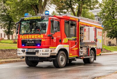 Vollsperrung nach schwerem Unfall auf B101 im Erzgebirge: Zwei Personen verletzt - In Scheibenberg kollidierten zwei Fahrzeuge miteinander. Foto: Andre März