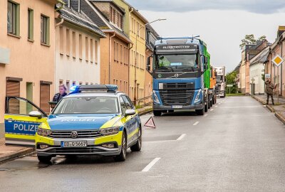 Vollsperrung nach schwerem Unfall auf B101 im Erzgebirge: Zwei Personen verletzt - In Scheibenberg kollidierten zwei Fahrzeuge miteinander. Foto: Andre März