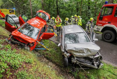 Vollsperrung nach schwerem Unfall in Westsachsen: Zwei Schwerverletzte - Vollsperrung nach schweren Unfall in Westsachen. Foto: Andreas Kretschel