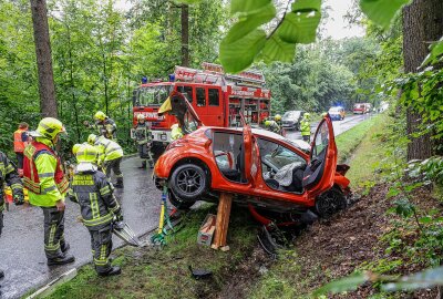 Vollsperrung nach schwerem Unfall in Westsachsen: Zwei Schwerverletzte - Vollsperrung nach schweren Unfall in Westsachen. Foto: Andreas Kretschel